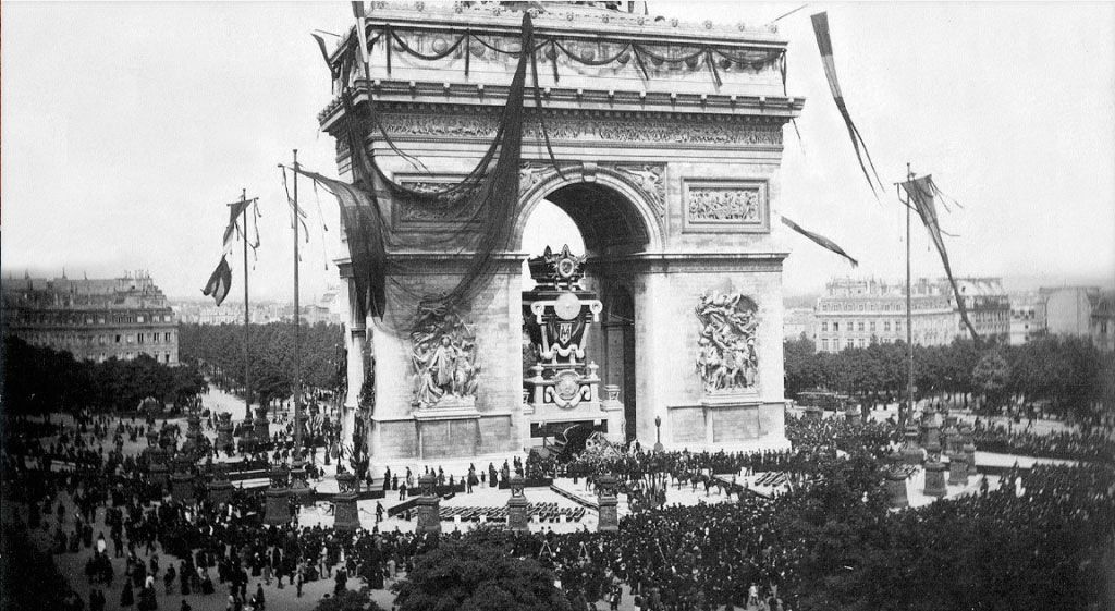 Catafalco de Victor Hugo en el Arco de Triunfo