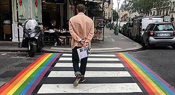 Pasos de peatones con la bandera del arcoiris