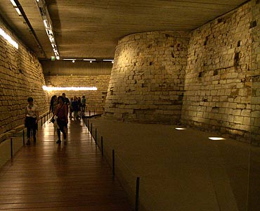 Cimientos del castillo gótico del Louvre